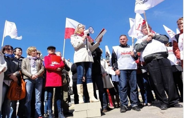 Ponad 100 osób protestowało w kwietniu w Darłowie przeciwko zamknięciu szkoły w Dąbkach.