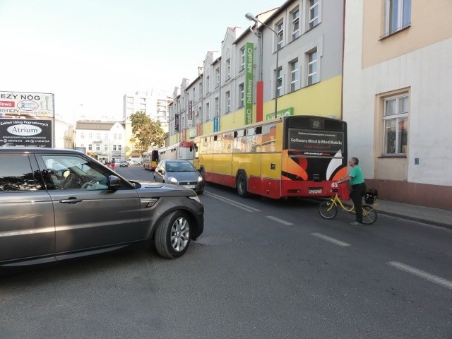 Kierowcy skarżą się, że z powodu autobusów blokujących ul. Bardowskiego, innym samochodom trudno się wyminąć.