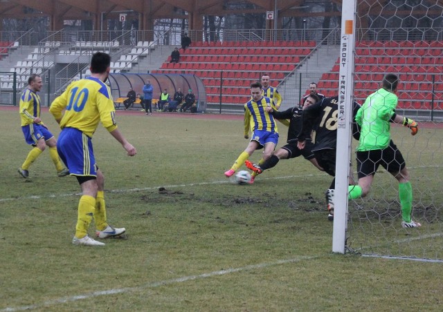 STAL BRZEGKADRABramkarze: Adam Gazda (99), Michał Guźniczak (97), Marcin Raczkowski (84).Obrońcy: Kamil Dołgan (93), Piotr Józefkiewicz (90), Damian Kiełbasa (88), Marcin Mazur (94), Michał Sikorski (82), Łukasz Strząbała (84).Pomocnicy: Paweł Boczarski (89), Łukasz Bonar (85), Tomasz Gajda (95), Bartłomiej Kulczycki (96), Tomasz Mencel (89), Marcin Mendak (98), Bartłomiej Płomiński (88), Mateusz Poważny (91), Łukasz Szpak (88).Napastnicy: Mateusz Dychus (2000), Dennis Gordzielik (96), Adrian Janeczek (97), Tomasz Jaworski (86), Piotr Mendak (2000).Przybyli: Guźniczak (Academy Wrocław), Gordzielik (Jedność Rozmierka), Dychus, P. Mendak (obaj z drużyny juniorów).Ubyli: Marek Szymocha (kontuzja), Damian Bonar (Victoria Kościerzyce), Adam Jabłoński, Dawid Lipiński (obaj nie wznowili treningów).