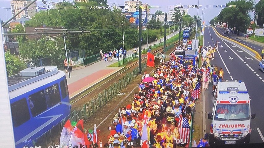 Pielgrzymi na ul. Zakopiańskiej, którą zamknięto dla ruchu...