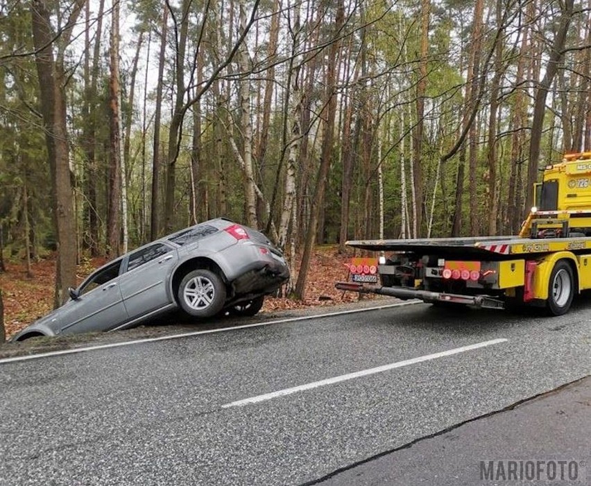 Chrysler wypadł z drogi krajowej nr 45 na trasie Jełowa -...