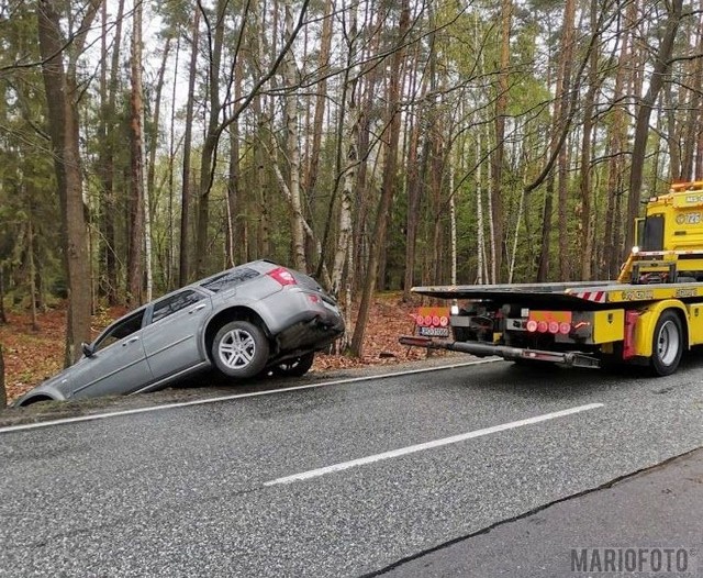 Chrysler wypadł z drogi krajowej nr 45 na trasie Jełowa - Bierdzany