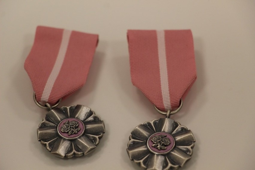 13 par z Suchedniowa, świętujących Złote Gody, otrzymało medale (ZDJĘCIA)
