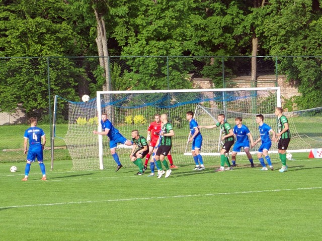 Texom Sokół Sieniawa (niebieskie stroje) przegrał mecz kontrolny ze Stalą Łańcut.