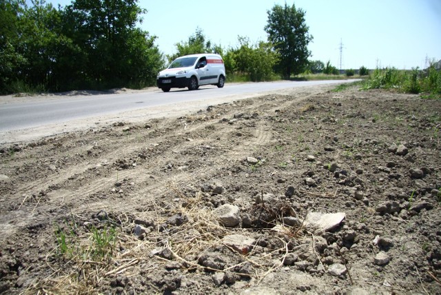 Dwa lata temu na ul. Mełgiewskiej położono nową nawierzchnię. Teraz zalega na niej ziemia z budowy.