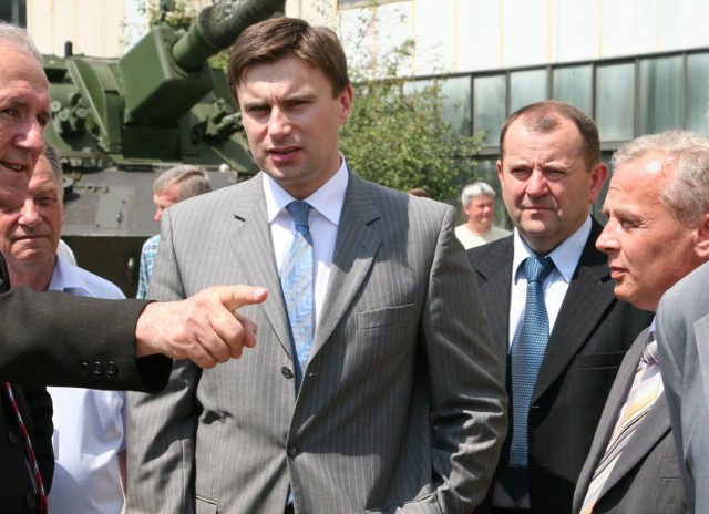 Wiceminister Marcin Idzik, z prawej prezes HSW Krzysztof Trofiniak, z lewej dyrektor CPW Antoni Rusinek.