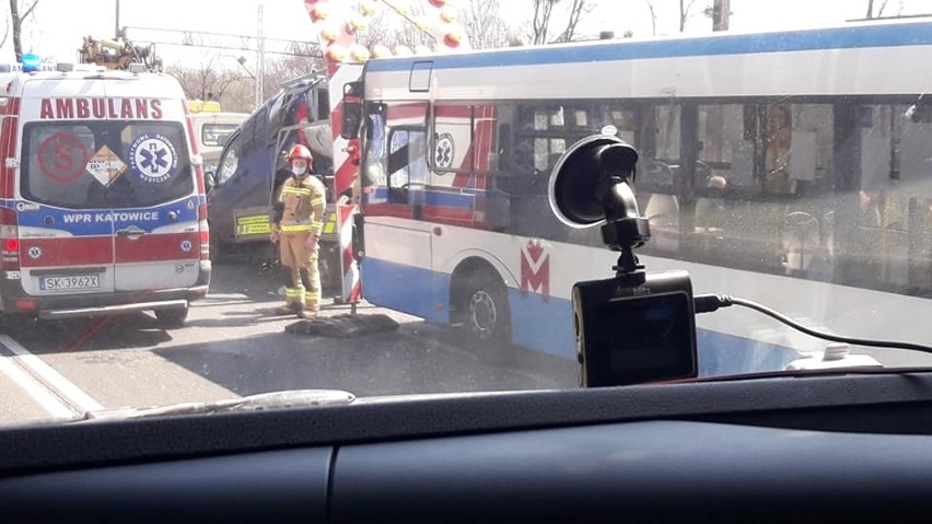 Wypadek na DK 88 w Zabrzu. Autobus uderzył w samochód...