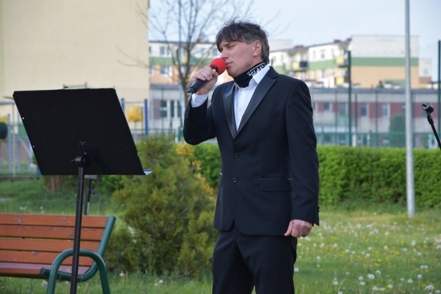 Zbigniew Kulwicki zaśpiewa z okazji Dnia Matki w grudziądzkim teatrze.