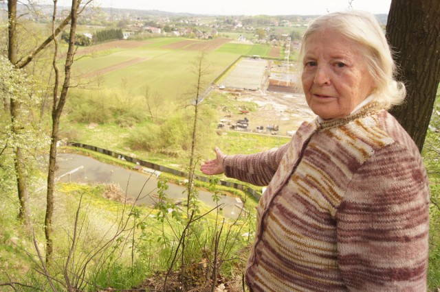 Irena Celmer pokazuje miejsce, w którym, jej zdaniem, znajduje się kolejny masowy grób w Koszycach