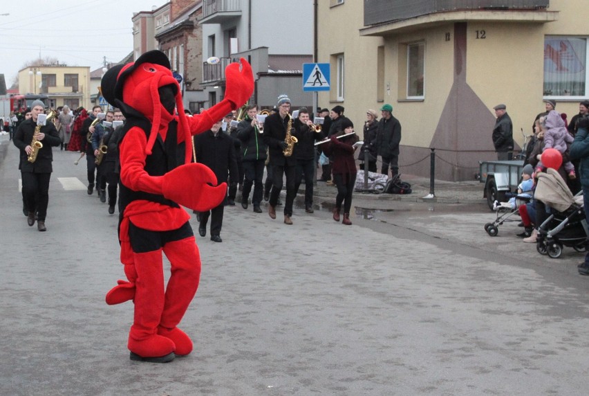 Gmina Jedlińsk. Ścięcie Śmierci 2018. Jedlińskie Kusaki - zwyczaj, który przetrwał kilkaset lat. Korowód przebierańców przeszedł ulicami 