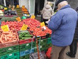 Giełda rolno-towarowa przy Andersa. Mieszkańcy ruszyli w poszukiwaniu atrakcyjnych produktów i cen (zdjęcia)