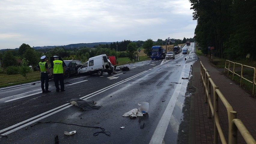Zderzenie dwóch samochodów osobowych, busa i ciężarówki na drodze krajowej numer 74 w Ćmińsku. Zginęła kobieta. Zdjęcia
