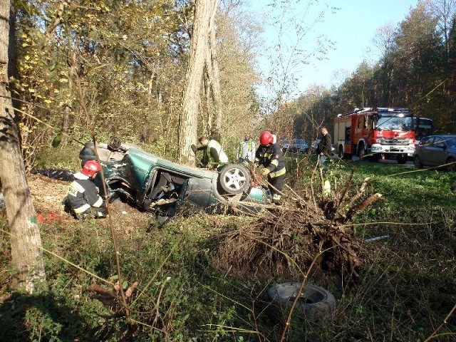 Z auta o własnych siłach wyszedł pasażer i kierowca. Policjanci mówili, że 28-latek, który siedział za kierownicą volkswagena miał 2,6 promila alkoholu w organizmie. Matka, która w czasie dachowania wypadła z samochodu nie przeżyła wypadku, żona kierowcy w ciężkim stanie trafiła do szpitala.