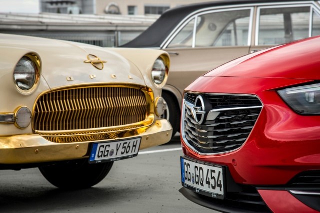 Największe Ople zjechały do Essen, na 29. wystawę Techno Classica, gdzie Opel Classic oraz entuzjaści z Alt Opel IG (klubu właścicieli zabytkowych Opli) prezentowali zarówno dawne, jak i współczesne duże modele z Rüsselsheim. Fot. Opel