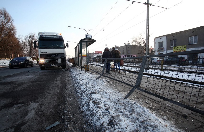 Wypadek na skrzyżowaniu Rzgowska-Dachowa. Jedna osoba poszkodowana [ZDJĘCIA]