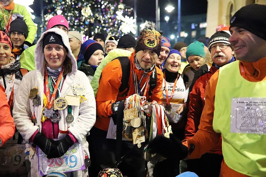 Bieg na medal 2019. Bieg pod Gwiazdami w Łodzi. Biegacze przywitali Nowy Rok na Pietrynie [ZDJĘCIA]