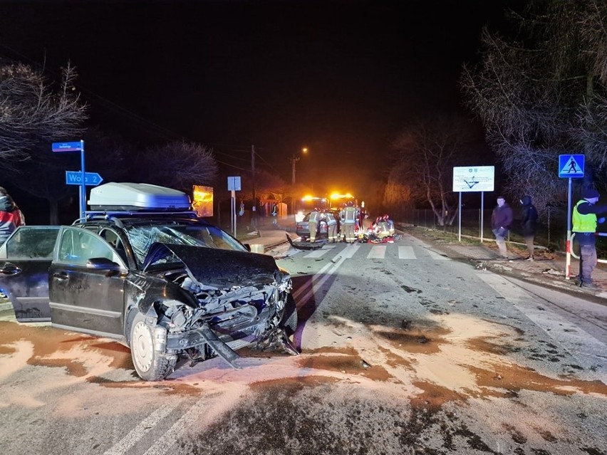 Poważny wypadek we wsi Gilowice. Dwie osoby poszkodowane....