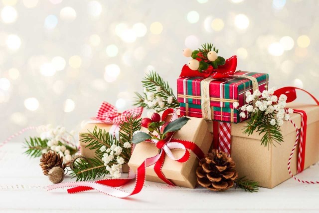 Niedługo Boże Narodzenie, więc wszyscy – nie tylko dzieci – myślimy o gwiazdkowych prezentach. Najczęściej znamy upodobania i preferencje bliskich, ale czy na pewno zawsze chcemy znajdować pod choinką to samo?Podpowiadamy co kupić zamiast perfum czy ciepłych szali, kapci lub portfelików... ZOBACZ------------->