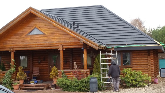 Realizacja dachu w technologii gontu blaszanego JanosikGont blaszany ułożony na dachu domu wiernie odwzorowuje wygląd gontu drewnianego. To przykład połączenia tradycji z innowacyjną technologią i nowoczesnym designem.