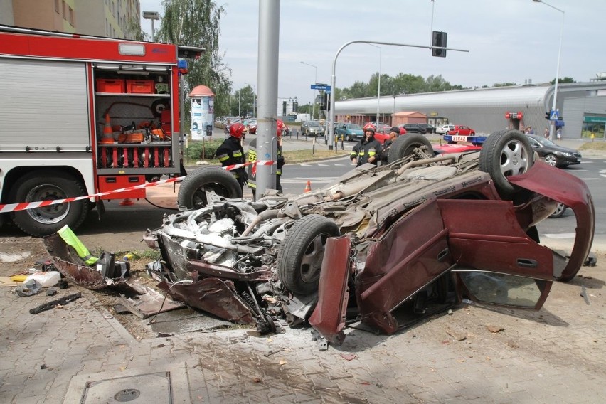 Wypadek na Szybowcowej. Dachował tam opel. 28.08.2015