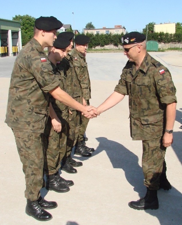 Gen. bryg. Mirosław Różański (z prawej strony) rozmawiał z żołnierzami o przyszłości jednostki oraz o ich problemach i bolączkach