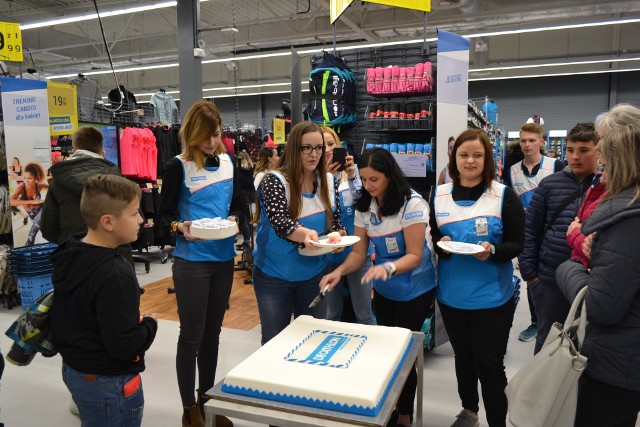 11 kwietnia Jaworzno zyskało dwa nowe sklepy: Decathlon i Maxi Zoo. Chętnych na zakupy nie brakowało