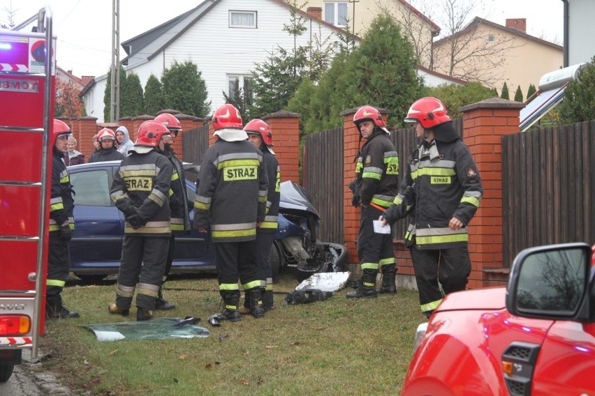 Wypadek w Bilczy. Auto uderzyło w ogrodzenie, kierowca w szpitalu 