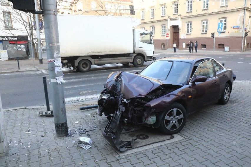 Pijany kierowca mazdy uderzył w ciężarówkę, dwa samochody osobowe i latarnię. Później zaczął uciekać