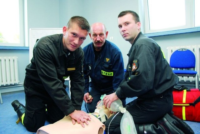 Białostoccy strażacy Krystian Borowski, Roman Aleksiejczuk i Andrzej Łęczycki dobrze wiedzą, jak przywrócić oddech nieprzytomnej osobie