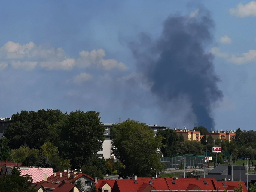 Kraków. Czarne kłęby dymu nad hutą [ZDJĘCIA]  