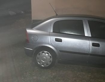 Parkowanie na chama w Białymstoku. Opel zaparkował na trawniku na osiedlu Piasta [ZDJĘCIA]