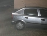 Parkowanie na chama w Białymstoku. Opel zaparkował na trawniku na osiedlu Piasta [ZDJĘCIA]