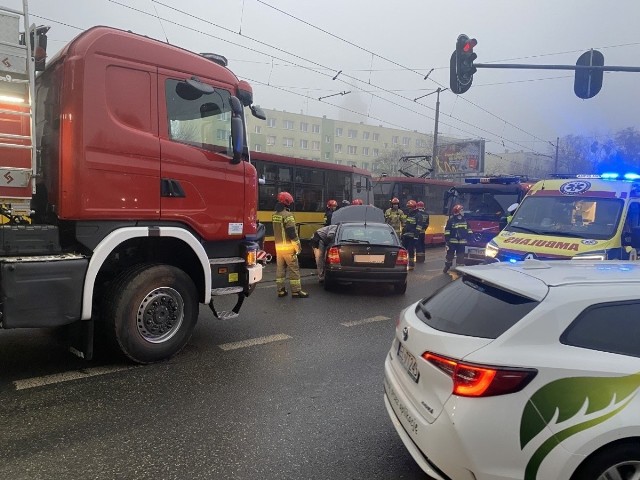 W sobotę na skrzyżowaniu Limanowskiego/Klonowa z tramwaje zderzył się kierowany przez kobietę opel astra.