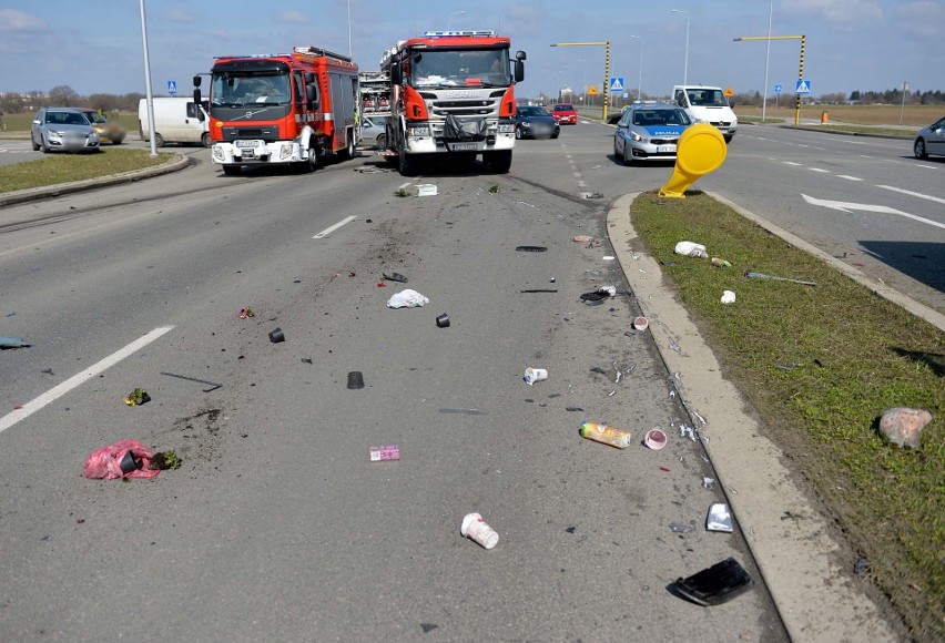 Wypadek w Przemyślu. Na skrzyżowaniu ul. Topolowej z al. Żołnierzy Wyklętych zderzyły się dwie osobówki. 3 osoby ranne [ZDJĘCIA]