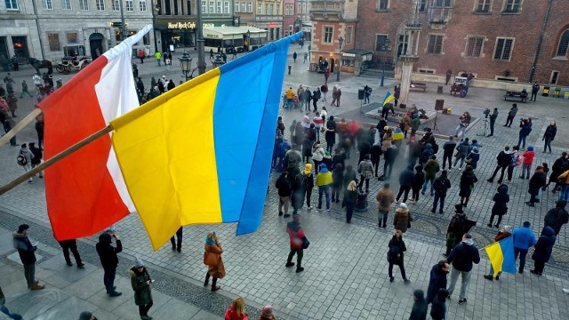 We Wrocławiu organizowanych jest sporo wydarzeń, z których dochód przeznaczony jest na rzecz pomocy ludziom i zwierzętom na Ukrainie. Zobaczcie, gdzie się wybrać, by wesprzeć naszych sąsiadów. Kliknij w  pierwsze zdjęcie i kieruj się strzałkami, by przeglądać dalej. 