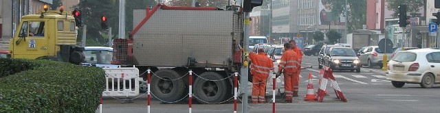 Jadąc ulicą Legionową, trzeba uważać na drogowców dojeżdżając do skrzyżowania ze Skłodowskiej