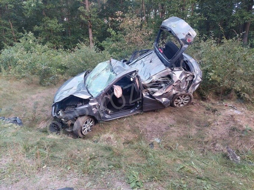 Osobowa mazda roztrzaskała się o betonowy słup,...