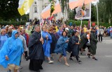 42. Kielecka Piesza Pielgrzymka na Jasną Górę osiągnęła półmetek. Bierze w niej udział ponad tysiąc osób. Piękne świadectwa pątników