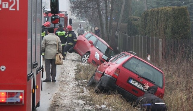 Samochody po niekontrolowanych poślizgach w podkieleckim Tumlinie.