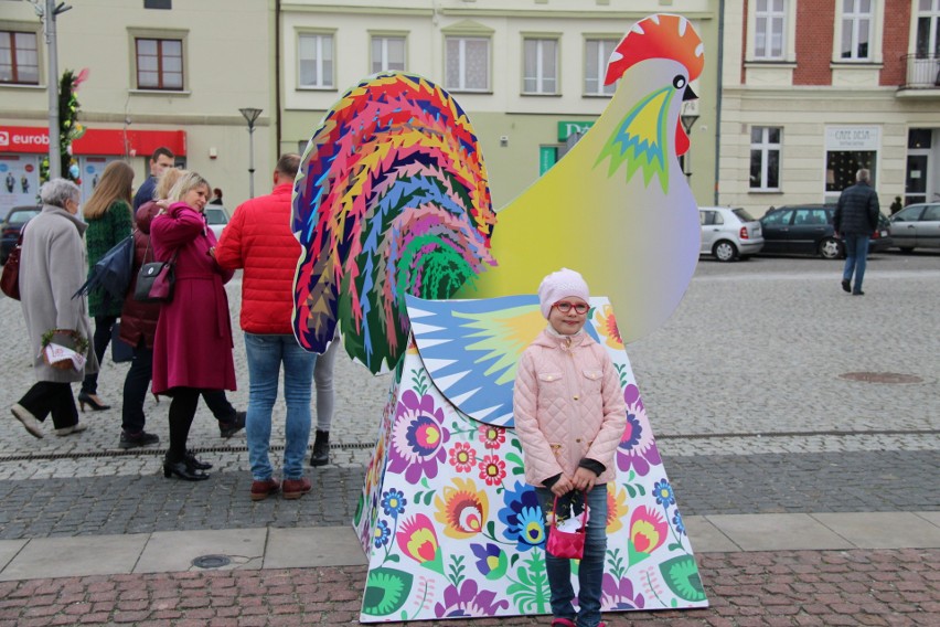 Czeladź: wielkie malowane jaja, zając i kury na rynku ZDJĘCIA