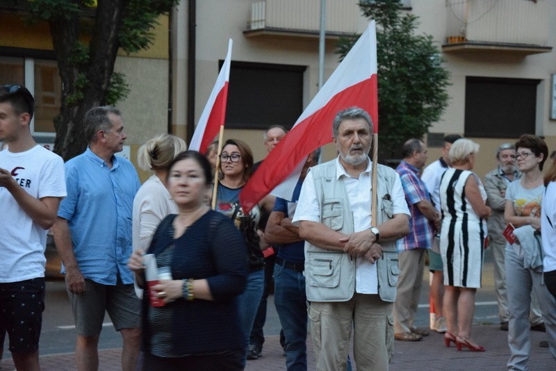 Pod Sądem Okręgowym w Częstochowie, podobnie jak wczoraj,...