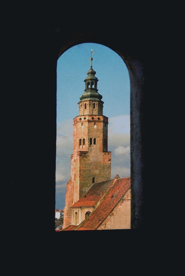 Fara wschowska, zbudowana w końcu XV wieku, wyróżnia się potężną 68-metrową wieżą, która świadczyła o randze miasta. W czasach reformacji farę przejęli protestanci, w XVI i XVII wieku ściągali do Wschowy z całej Europy.