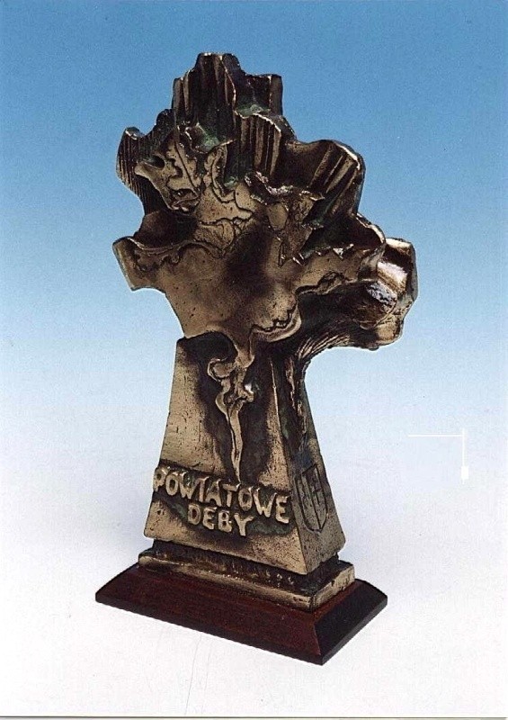 Tak prezentuje się statuetka Powiatowych Dębów, powiatu skarżyskiego.