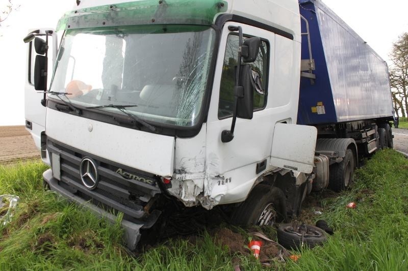 Śmiertelny wypadek koło Choszczna. Osobówka zderzyła się z ciężarówką