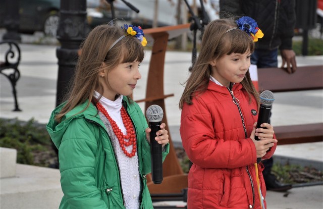 Ukraińskie bliźniaczki Vera i Nadia Fadiejewne wystąpiły na proszowickim Rynku z okazji Święta Niepodległości