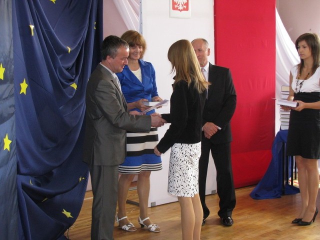 Nagrody dla najlepszych uczniów wręczali: prezydent- Janusz Kotowski oraz dyrektor szkoły- Ryszard Kaliszewski.