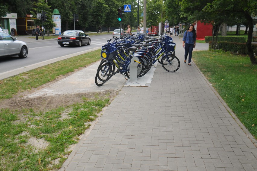 Po wybetonownaiu trawnika część rowerów nadal zajmuje...