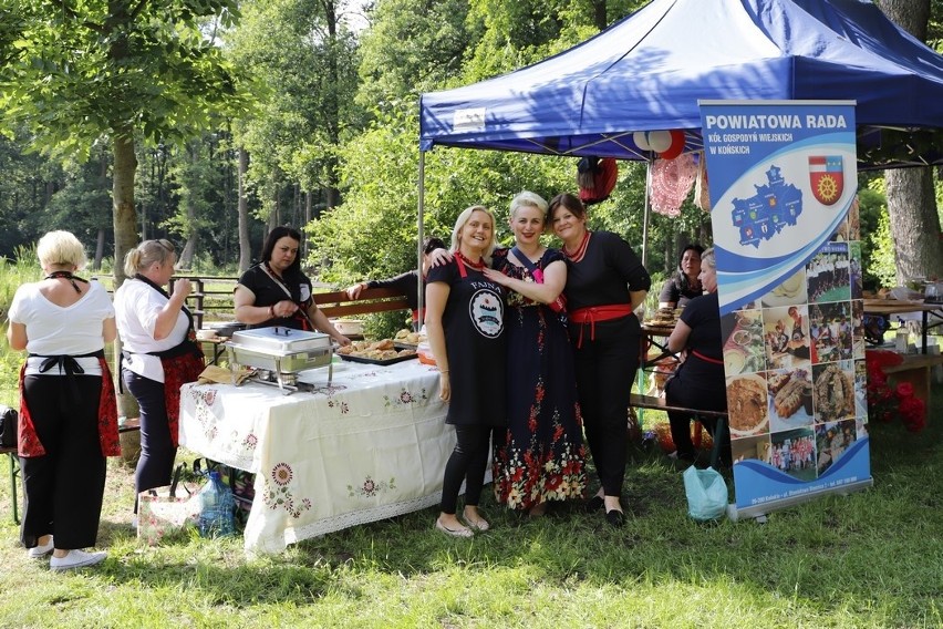 Miody i inne smakołyki czyli bardzo słodko i tłoczno w dawnej fabryce żelaza w Maleńcu [ZDJĘCIA]