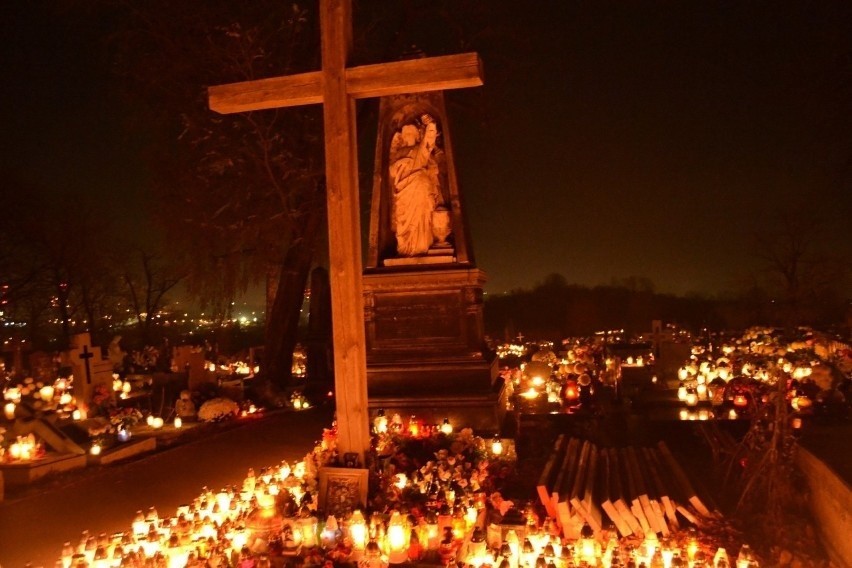 Ktoś ukradł dwie urny z kolumbarium na cmentarzu parafii św....