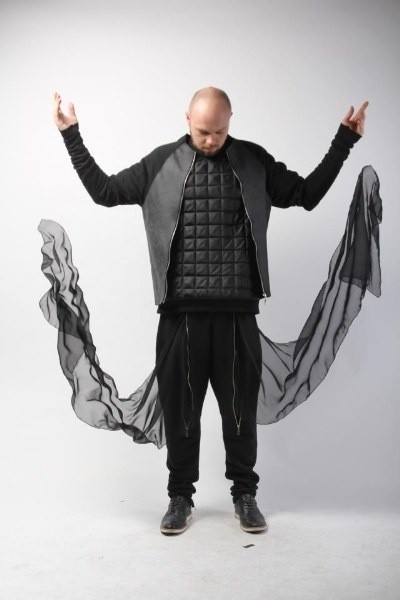 Serafin Andrzejak z Wielkopolski to młody projektant, który odnosi sukcesy w świecie mody. Za sobą ma już zwycięstwo w konkursie Fashion Designer Awards, teraz jest jednym z uczestników programu "Project Runway"